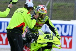GP Barcellona: capolavoro Di Giannantonio dopo una gara maledetta tra cadute, ambulanze e bandiere rosse