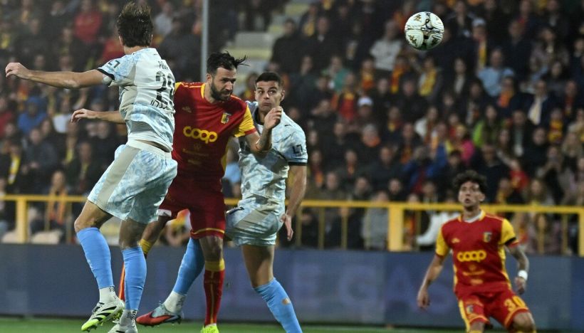 Catanzaro-Palermo, moviola: il Var aiuta i calabresi, sfottò di Aquilani a Inzaghi, gesto inequivocabile, striscione da brividi