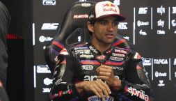 Martin che botta, colpito dalla sua Aprilia: come sta, parla Bonora. Libere Barcellona a Marquez, Bagnaia 17°