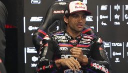Martin che botta, colpito dalla sua Aprilia: come sta, parla Bonora. Libere Barcellona a Marquez, Bagnaia 17°