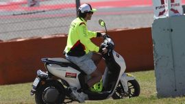 Valentino Rossi scende in pista a Barcellona ma è uno scooter: la reazione alla caduta di Bezzecchi è virale