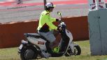Valentino Rossi scende in pista a Barcellona ma è uno scooter: la reazione alla caduta di Bezzecchi è virale