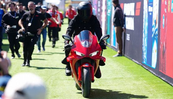 Hamilton in total black sfreccia sulla Panigale a Montreal: passione Ducati per Lewis