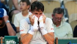 Roland Garros, il caldo è asfissiante: sviene una raccattapalle. Ruud rischia e ammette: "Ho pensato a Sinner in Australia"