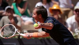 Roland Garros, Medvedev si scioglie sotto il sole di Parigi: Daniil crolla e litiga con la moglie. Kouamè, che rivelazione