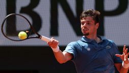 Follia al Roland Garros, Géa: “Devo andare in bagno o la faccio in campo”. Khachanov è incredulo, il precedente con Berrettini