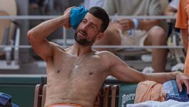 Djokovic esce di scena: vomita, litiga e semina dubbi sul futuro