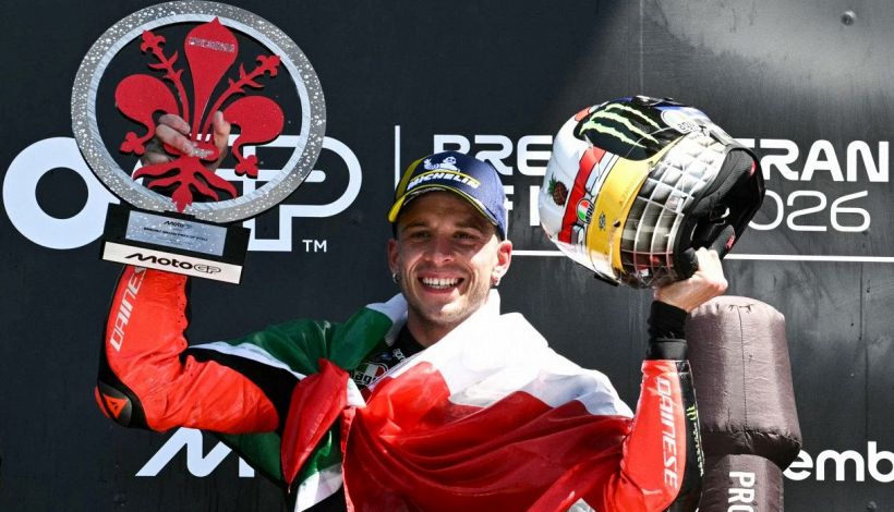 Bezzecchi esulta con Antonelli, cosa si sono detti: papà Vito piange, l'aura di Zanardi e Mugello ai piedi del Bez