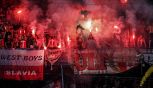 Follia nel derby a Praga, in centinaia con fumogeni invadono campo e aggrediscono portiere: lo Slavia rischia di perdere il titolo