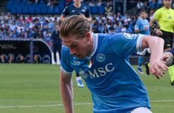 Napoli, De Bruyne irriconoscibile: Conte lo cambia dopo un’ora e i tifosi lo bocciano. È il preludio dell’addio?