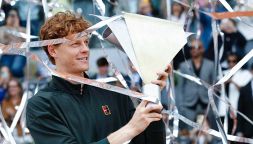 Sinner "rey" di Madrid, la vittoria che lo consegna alla storia: lo sguardo affranto di Zverev