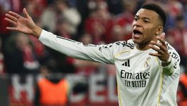 Polveriera Real, i tifosi scaricano Mbappé: Clásico e futuro in bilico. Kylian può davvero lasciare Madrid