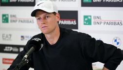 Sinner attacca gli slam sul prize money ma glissa sul boicottaggio, poi la replica a Panatta: “Non mi conoscete”