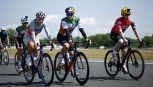 Le Mans, la MotoGp si mette ai pedali: Martin e Rins trionfano in bici sotto gli occhi di Cavendish e Roglic