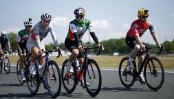 Le Mans, la MotoGp si mette ai pedali: Martin e Rins trionfano in bici sotto gli occhi di Cavendish e Roglic