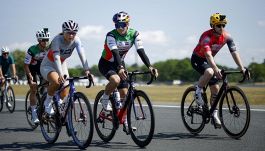 Le Mans, la MotoGp si mette ai pedali: Martin e Rins trionfano in bici sotto gli occhi di Cavendish e Roglic