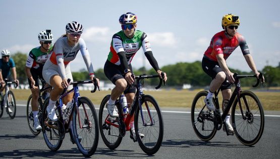 Le Mans, la MotoGp si mette ai pedali: Martin e Rins trionfano in bici sotto gli occhi di Cavendish e Roglic