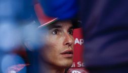Le Mans, Bagnaia beffa Marquez: clamorosa eliminazione. Zarco profeta in Patria e l'Aprilia va a fuoco