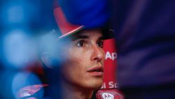 MotoGp, Marc Marquez in lacrime nel box: il segreto sull’infortunio. La strategia Ducati può essere stravolta