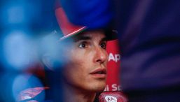 MotoGp, Marc Marquez in lacrime nel box: il segreto sull’infortunio. La strategia Ducati può essere stravolta