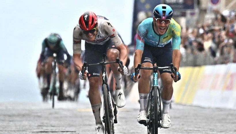 Giro, gli organizzatori sotto accusa per il finale di Napoli: Milan polemico. Denunciati due tifosi per il gesto folle