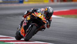 GP Barcellona: Acosta profeta e pole in Patria. Cadono Bezzecchi e Martin, disastroso Bagnaia. Morbidelli 2°