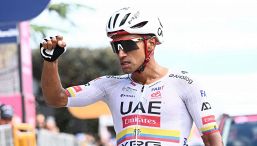 Giro d'Italia, ma in Red Bull Bora Hansgrohe a che gioco giocano? Hindley fa staccare Pellizzari, Vingo sorride