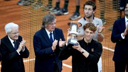 Sinner, l’abbraccio con Panatta dopo la gioia strozzata: ma che imbarazzo con Mattarella. Ruud si vendica col calcio