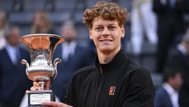 Sinner, Alcaraz e Djokovic s’inchinano dopo Roma. Il piano di Jannik per il Roland Garros e la nuova suggestione