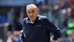 Sarri torna di moda “grazie” a Lotito: lo cercano il Napoli e l’Atalanta, si apre anche l’ipotesi Italia