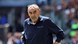 Sarri torna di moda “grazie” a Lotito: lo cercano il Napoli e l’Atalanta, si apre anche l’ipotesi Italia