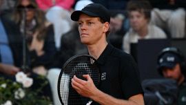 Sinner, scatta l’allarme caldo al Roland Garros: Wilander e Roddick avvisano Jannik. Alcaraz ko, polemiche in Spagna