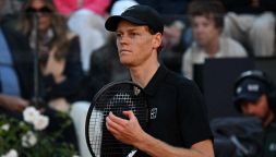 Sinner, scatta l’allarme caldo al Roland Garros: Wilander e Roddick avvisano Jannik. Alcaraz ko, polemiche in Spagna