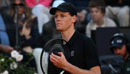 Sinner, scatta l’allarme caldo al Roland Garros: Wilander e Roddick avvisano Jannik. Alcaraz ko, polemiche in Spagna