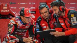 MotoGp, il futuro di Marquez torna in bilico: la rivelazione di Pernat. Poi l’attacco a Bagnaia e gli altri: “Svegliatevi”