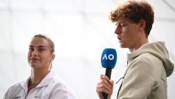 Roland Garros, Sinner, Sabalenka e Djokovic alimentano lo scontro: la protesta, la risposta piccata da Parigi e l’incognita Wimbledon