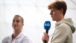 Roland Garros, Sinner, Sabalenka e Djokovic alimentano lo scontro: la protesta, la risposta piccata da Parigi e l’incognita Wimbledon