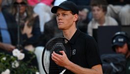 Sinner sminuito da Cacciari: “Con Federer perderebbe. Finale di Roma noiosissima”. Nadal stronca i rivali di Jannik
