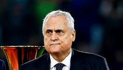 Lazio, Lotito scatenato: minaccia Sarri e provoca i tifosi, poi punge i Friedkin e sminuisce la vittoria dell’Inter in Coppa Italia