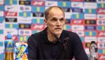 Inghilterra, Tuchel imita Luis Enrique e finisce nel ciclone per i big esclusi dai Mondiali: “È una spia tedesca” 