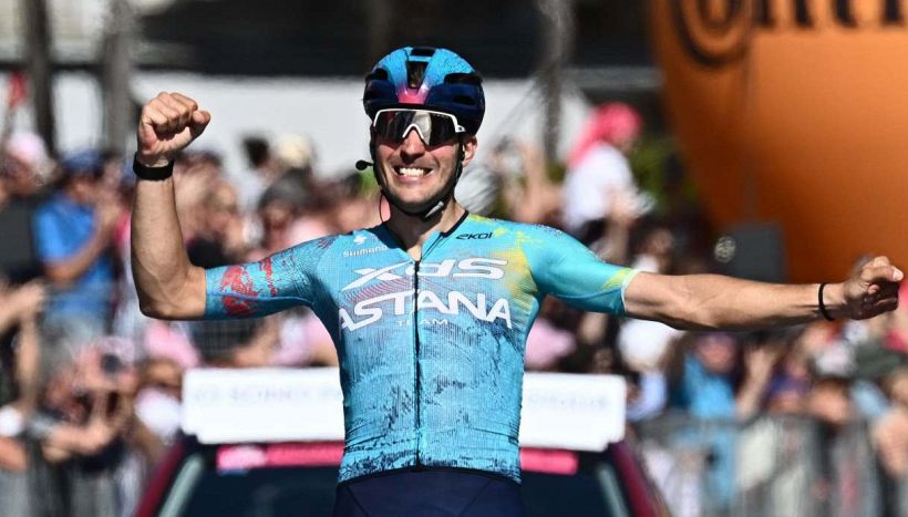 Giro d'Italia, tutti temevano Ganna ma a Verbania la festa è a casa della... fidanzata di Bettiol. Domani tocca ai big