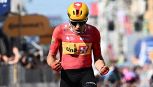 Giro d’Italia, bufera sulla vittoria di Lavik: “Aveva una buona moto”. Maestri in lacrime, Magrini furioso: “Una s*******a”