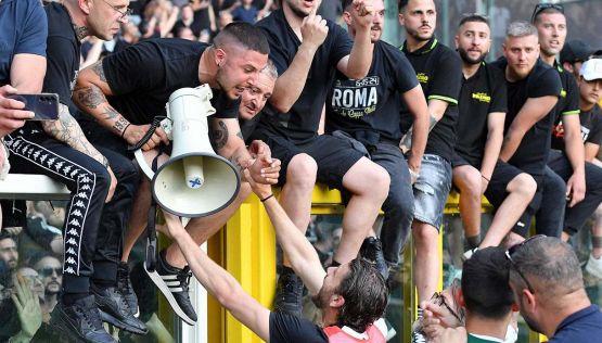 Giudice Sportivo, Cremonese retrocessa e stangata: 4 turni a Grassi. Solo una multa per Torino-Juve, che mazzata al Lecce