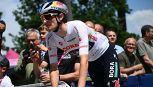 Giro d'Italia, Pellizzari pronto a 'sacrificarsi' per Hindley. Polemiche per l'arrivo di Milano: 'Aiutati dalle moto'