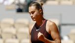 Sabalenka domina all’esordio ma finisce nel mirino per la polemica contro il Roland Garros: Aryna accusata di ipocrisia
