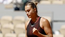 Sabalenka domina all’esordio ma finisce nel mirino per la polemica contro il Roland Garros: Aryna accusata di ipocrisia