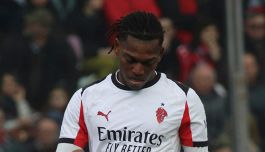 Milan, Leao tende la mano ai tifosi: like al suo post di Theo Hernandez e di una popstar, gelo da parte dei follower