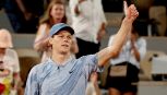 Roland Garros, Sinner fa 30 di fila come i Big3 ma va in difficoltà alla domanda di Bartoli: Jannik in imbarazzo