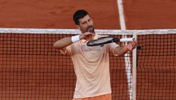 Djokovic polemico con il Roland Garros per la “heat rule”: “Ma come funziona?”. Mensik collassa e attacca: “E’ folle”