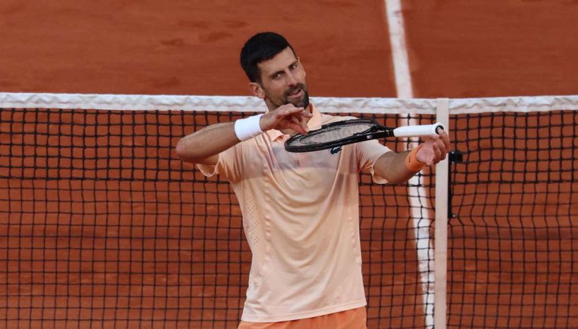 Djokovic polemico con il Roland Garros per la “heat rule”: “Ma come funziona?”. Mensik collassa e attacca: “E’ folle”